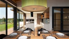 Jídelní stl pro est osob je centrem domácnosti, jídelnu s kuchyní propojuje...