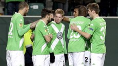 Fotbalisté Wolfsburgu se radují z gólu Kevina De Bruyna (uprostřed) v zápase s...