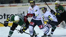 Michal Vachovec (vlevo) z Karlových Var� v souboji s Dominikem Lakato�em z...