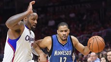 Gary Neal (12) z Minnesoty uniká Glenu Davisovi z LA Clippers.