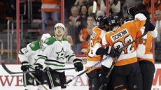 Jakub Voráek, Luke Schenn a Carlo Colaiacovo (zprava) slaví trefu Philadelphie...