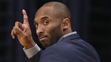 Kobe Bryant zdraví Jodieho Meekse, svého bývalého spoluhráe z LA Lakers a nyní...