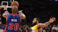 Jodie Meeks z Detroitu odehrává mí po sráce s Waynem Ellingtonem z LA Lakers.