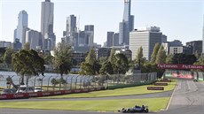 Lewis Hamilton z Mercedesu bhem tréninku na Velkou cenu Austrálie.