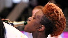 Danielle Robinsonová z USK Praha oslavuje zisk �eského poháru �umivým vínem.