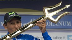 Nairo Quintana s trofejí pro vítze etapového závodu Tirreno-Adriatico.
