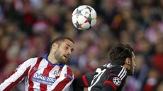 Mario Suarez (vlevo) z Atlétika Madrid hlavikuje v souboji s Hakanem...