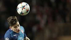 Hector Bellerin z Arsenalu hlaviuje v utkání s Monakem.