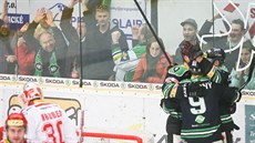 Mladobleslavští hokejisté se rafují z gólu, který padl do třinecké branky.