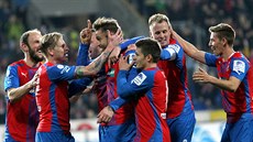 Plzetí fotbalisté se radují z gólu Jana Holendy v duelu se Slavií.