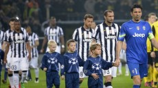 Fotbalisté Juventusu nastupují k zápasu s Dortmundem.