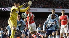 Alexis Sánchez z Arsenalu (v ervenobílém vlevo)doráí na gólmana West Hamu...