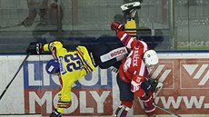 Martin Janá�ek z T�ebí�e (vpravo) zastavuje Jakuba Suchánka z �eských Bud�jovic.