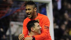 HVZDNÉ OBJETÍ. Lionel Messi (vlevo) slaví svj gól do sít Eibaru, blahopeje...