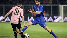 Fernando Llorente (vpravo) z Juventusu zkouí obejít Claudia Terziho z Parmy.