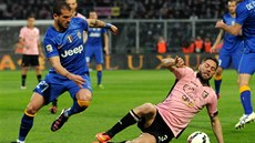 Stefano Sturaro (vlevo) z Juventusu Turín pádí za míem, vpravo je Andrea...