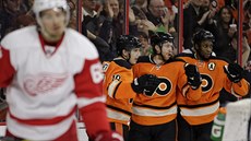 Hokejisté Philadelphie oslavují gól Braydena Schenna (vpravo) v duelu s...