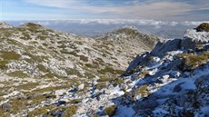 Na severním úboí Pico Mágina jsou zbytky snhu.