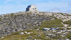 Na vrcholu Miramundos (2077 m) stojí voln pístupná kamenná útulna.