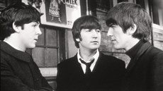 Paul McCartney, John Lennon a George Harrison pi natáení filmu Perný den v...