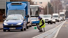 Snímek je z loských oprav okruní kiovatky Slávie na Praské ulici v Náchod.