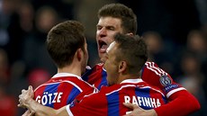 VEDEME! Fotbalisté Bayernu Mnichov se radují z gólu Thomase Müllera (uprostřed).