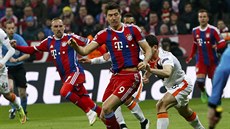 3:0 PRO BAYERN. Gól stílí Franck Ribéry (vlevo), cestu míe do sít sleduje...