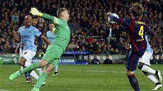 GÓLOVÝ OBLOU�EK. Barcelonský Ivan Rakiti� p�ehazuje Joea Harta, gólmana...
