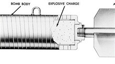Střepinová puma AN-M41 (hmotnost: 9,2 kg, délka: 49 centimetrů)