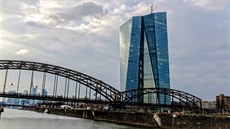 Celkem 185 m vysoká budova s osobitou siluetou roz�i�uje frankfurtské panorama...