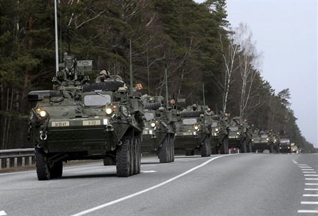 Konvoj americké armády bhem cesty Dragoon Ride v Lotysku (22. bezna 2015)