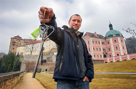 Beovský kastelán Tomá Wizovský s klíi od tamního zámku a zámeckých komnat.