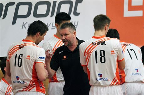 Trenér Petr Brom udluje pokyny hrám Karlovarska.