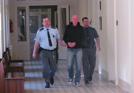 Július Gonda pichází k soudu (20.3.2015)