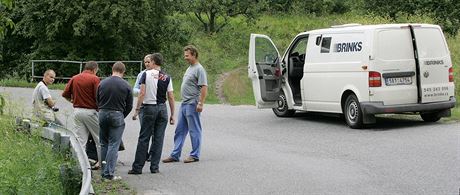 Falení policisté pepadli auto s 80 miliony korun (na snímku) ve stedu ráno...