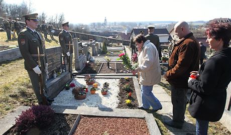 Pietní akce u hrobu etae Petra Hose ve Stonaov na Jihlavsku. Krom zástupc...