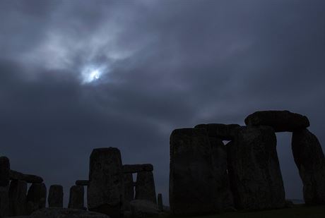Zatmní slunce nad Stonehenge