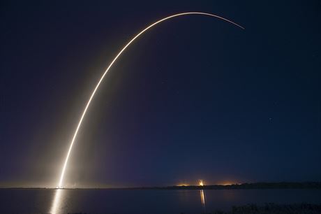 Raketa SpaceX Falcon nese na supersynchronní obnou dráhu satelity ABS 3A a...
