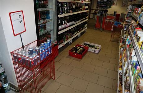 Dvojice mladík z Polska kradla v centru pindlerova Mlýna alkohol (22.3.2015).