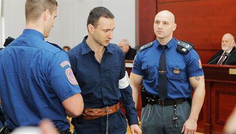 Obalovaný Jan Dubský u Krajského soudu v Plzni. (23.3, 2015)