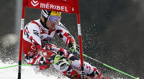 Rakouský lya Marcel Hirscher na trati obího slalomu v Méribelu.