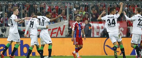 Fotbalisté Borussie Mönchengladbach se radují z gólu v zápase s Bayernem...