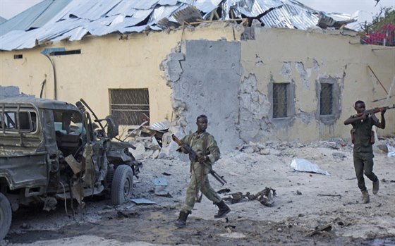 Teroristé pepadli hotel v centru Mogadia, zabili sedm lidí. (27. bezna 2015)