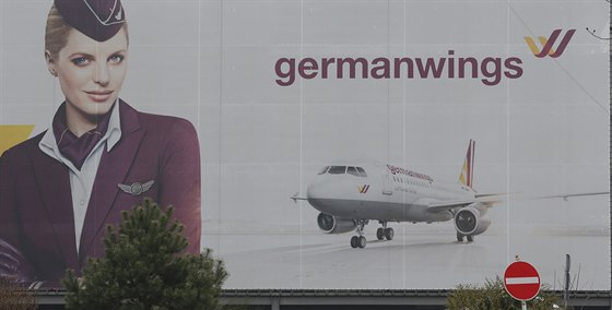 Reklama aerolinek Germanwings na budov letit v Kolín nad Rýnem. (24. bezna...