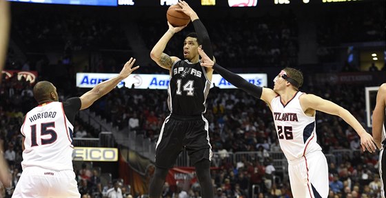 Danny Green ze San Antonia stílí mezi dvojicí Al Horford (vlevo) a Kyle Korver...