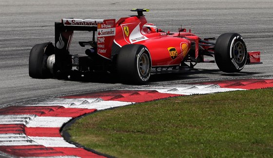 Kimi Raikkonen ze stáje Ferrari zatáí pi Velké cen Malajsie.