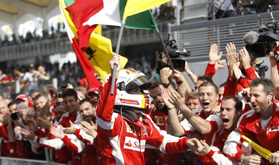 Nadení v týmu Ferrari - Sebastian Vettel slaví triumf ve Velké cen Malajsie.