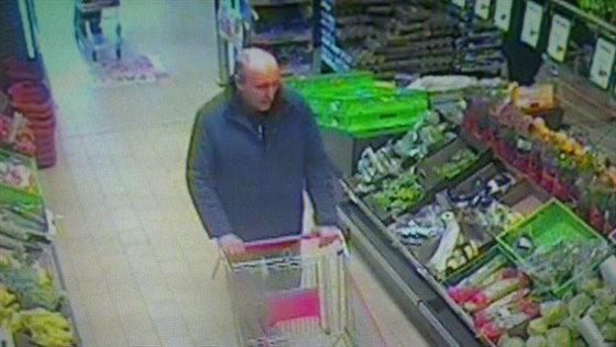 Policie pátrá po muži, který kradl v supermarketu v Brandýse nad Labem, na...