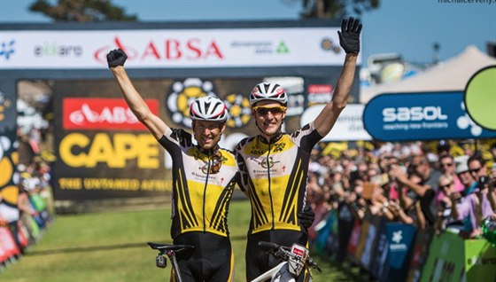 AMPIONI. Biker Jaroslav Kulhavý (vpravo) vyhrál etapový závod dvojic Cape Epic...