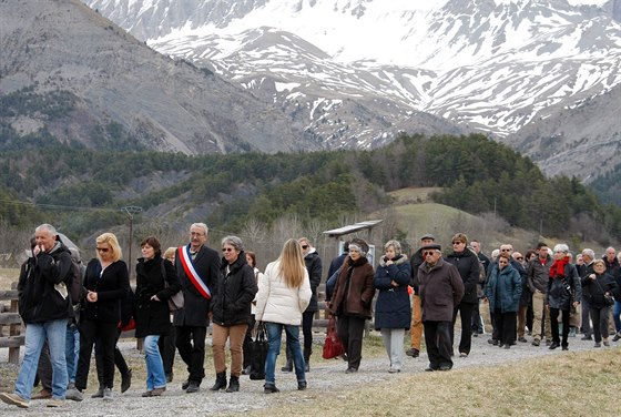 Píbuzní obtí a obyvatelé jihofrancouzské obce Le Vernet picházejí k nedávno...